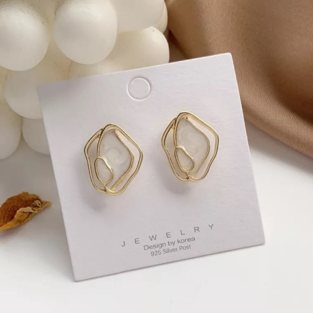 NEW Women’s Earrings - Picture 2 of 2
